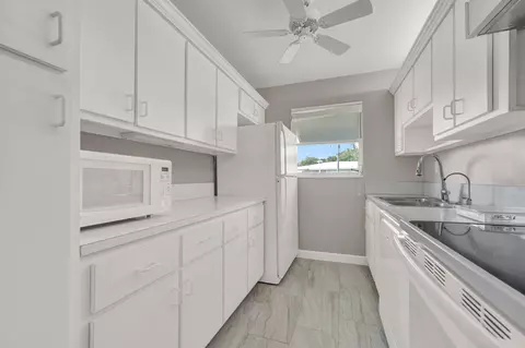 Kitchen - 185 High Point Ter E #B, Delray Beach, FL 33445 photo 2 of 3