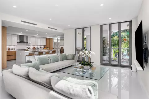 475 E Royal Palm Rd #206, Boca Raton, FL 33432