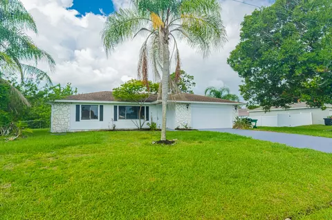922 SE Thornhill Dr, Port Saint Lucie, FL 34983