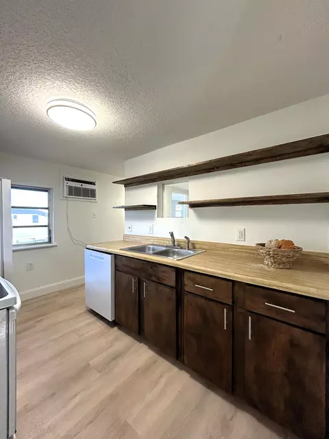 Kitchen - 2024 Dixie Ave, Eustis, FL 32726 photo 2 of 2