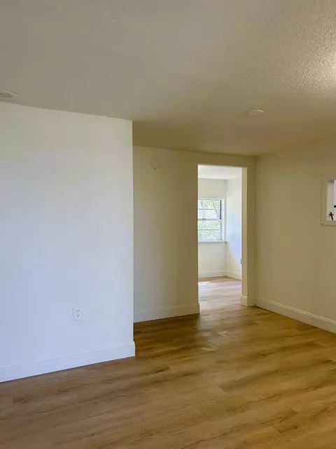 Living - 2024 Dixie Ave, Eustis, FL 32726 photo 3 of 4