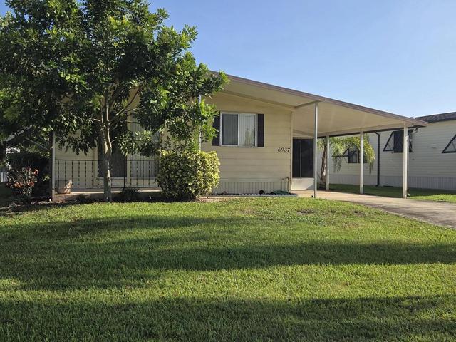6937 SE Delegate St, Hobe Sound, FL 33455