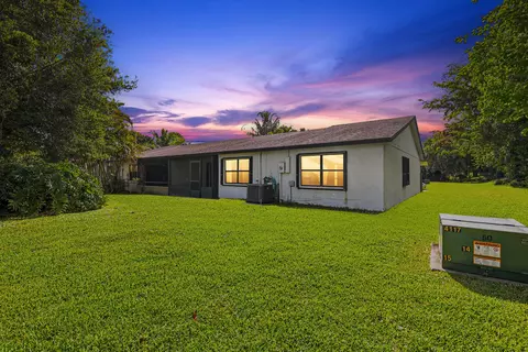 10 Seneca Ct, Royal Palm Beach, FL 33411