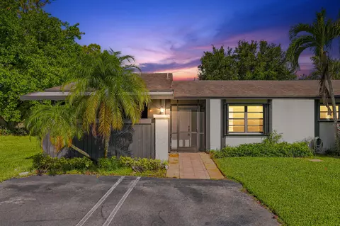 10 Seneca Ct, Royal Palm Beach, FL 33411
