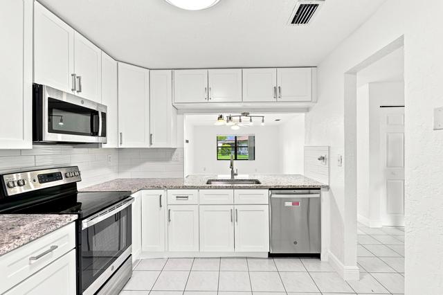 10 Seneca Ct, Royal Palm Beach, FL 33411