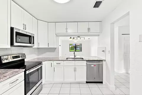 10 Seneca Ct, Royal Palm Beach, FL 33411