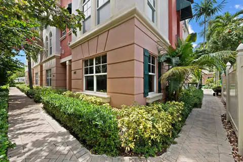 1033 NE 17th Way #905, Fort Lauderdale, FL 33304