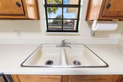 Kitchen - 3122 SE 34th Ave, Okeechobee, FL 34974 photo 5 of 6