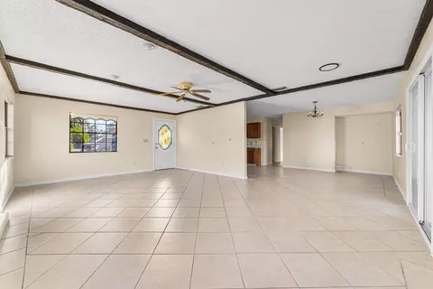 Living - 3122 SE 34th Ave, Okeechobee, FL 34974 photo 2 of 4