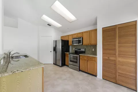 Kitchen - 165 St Michaels Ct, Jupiter, FL 33458 photo 4 of 4