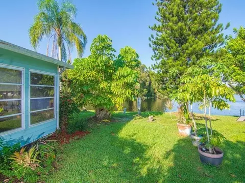 Exterior - 6910 SE Morningside Dr, Stuart, FL 34997 photo 4 of 5