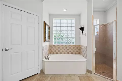 Bath - 464 Oriole Ln, Jupiter, FL 33458 photo 2 of 6