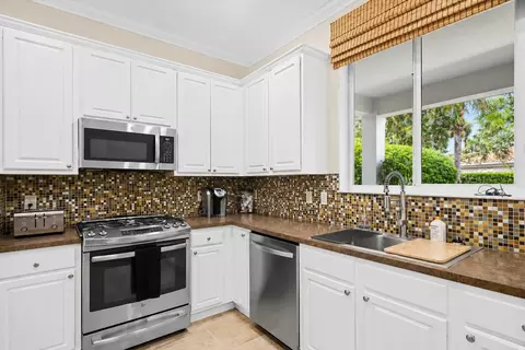 Kitchen - 464 Oriole Ln, Jupiter, FL 33458 photo 2 of 3