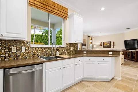 Kitchen - 464 Oriole Ln, Jupiter, FL 33458 photo 1 of 3