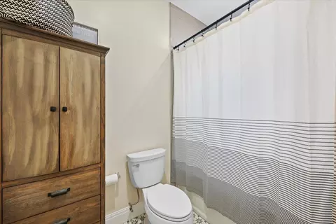 Bath - 464 Oriole Ln, Jupiter, FL 33458 photo 6 of 6