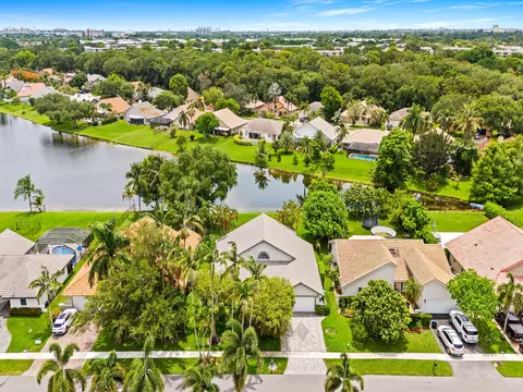 1750 W Oak Knoll Cir, Davie, FL 33324