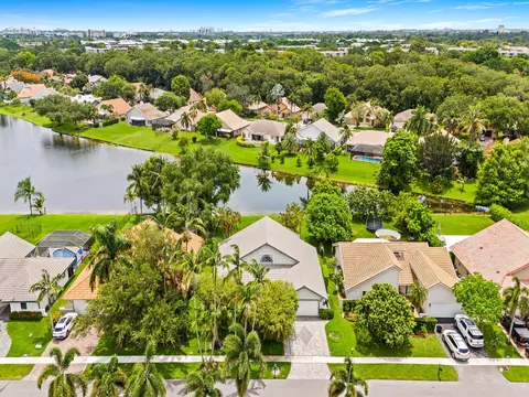 1750 W Oak Knoll Cir, Davie, FL 33324