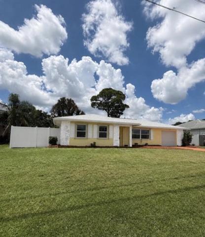 772 SE Thornhill Dr, Port Saint Lucie, FL 34983