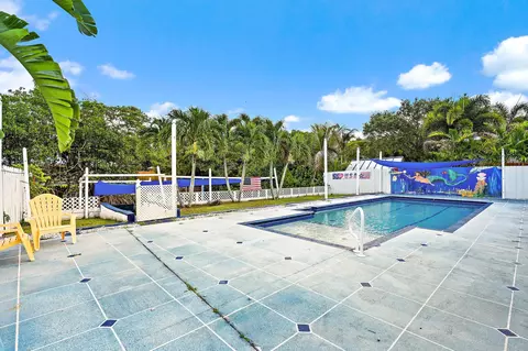 Exterior - 1005 Mohawk St, Jupiter, FL 33458 photo 3 of 5