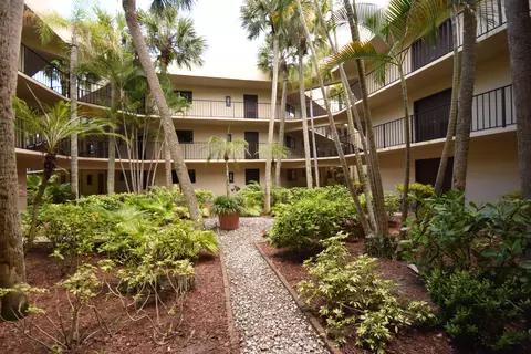 5220 Las Verdes Cir #220, Delray Beach, FL 33484