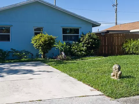 4915 Weymouth St, Lake Worth, FL 33463