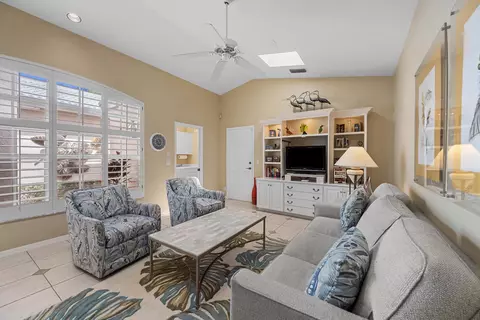 Living - 3878 N Longview Dr, Jupiter, FL 33477 photo 5 of 5