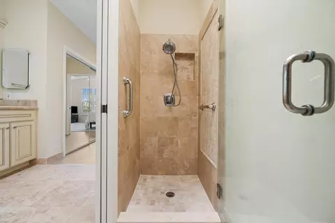 Bath - 3878 N Longview Dr, Jupiter, FL 33477 photo 3 of 4