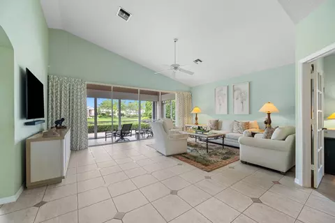 Living - 3878 N Longview Dr, Jupiter, FL 33477 photo 2 of 5