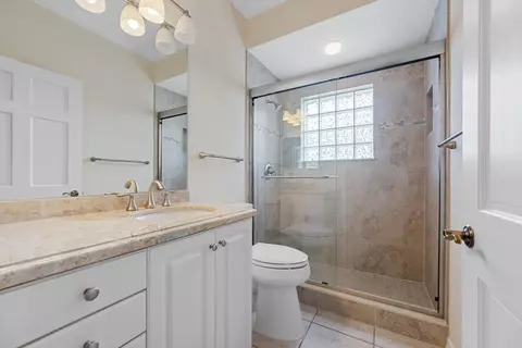 Bath - 3878 N Longview Dr, Jupiter, FL 33477 photo 4 of 4