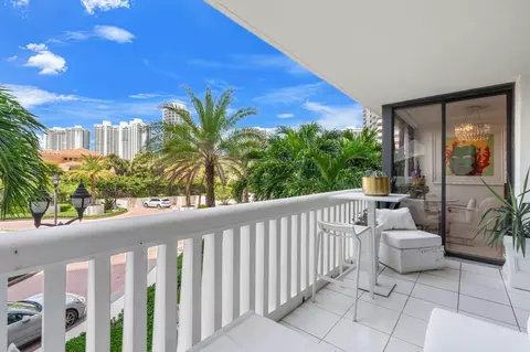 1000 E Island Blvd #305, Aventura, FL 33160