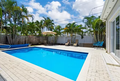250 NE 57th St, Oakland Park, FL 33334