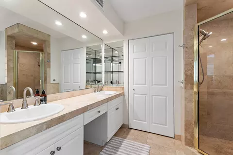 Bath - 88 River Dr, Tequesta, FL 33469 photo 2 of 8