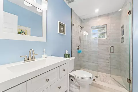 Bath - 88 River Dr, Tequesta, FL 33469 photo 5 of 8