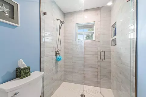 Bath - 88 River Dr, Tequesta, FL 33469 photo 6 of 8