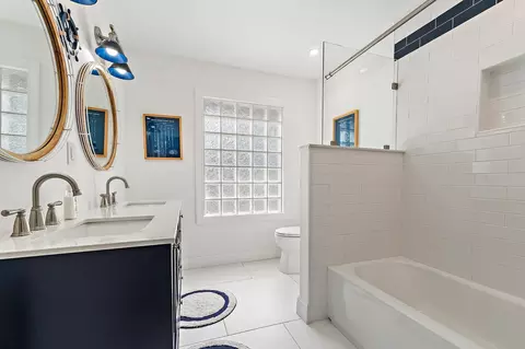 Bath - 88 River Dr, Tequesta, FL 33469 photo 7 of 8