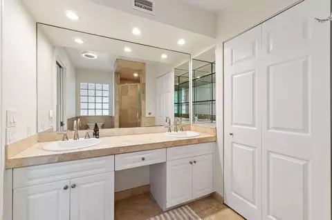 Bath - 88 River Dr, Tequesta, FL 33469 photo 4 of 8