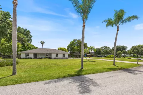 621 NE Town Ter, Jensen Beach, FL 34957