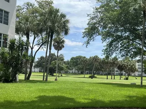 3800 Oaks Clubhouse Dr #112, Pompano Beach, FL 33069