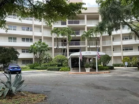 3800 Oaks Clubhouse Dr #112, Pompano Beach, FL 33069