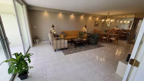 3800 Oaks Clubhouse Dr #112, Pompano Beach, FL 33069