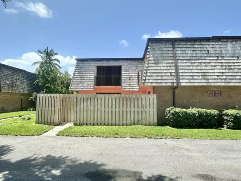 255 Lake Arbor Dr, Palm Springs, FL 33461