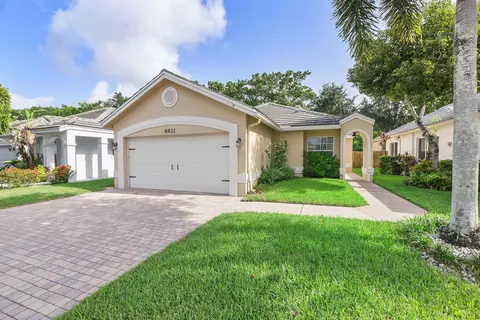 8821 Lake Park Cir N, Davie, FL 33328