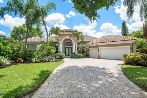 911 Forest Glen Ln, Wellington, FL 33414