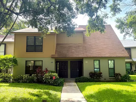 814 Sandtree Dr, Palm Beach Gardens, FL 33403