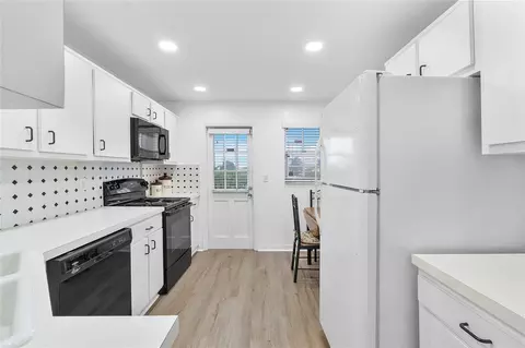 Kitchen - 9101 W Sample Rd #402, Coral Springs, FL 33065 photo 3 of 4