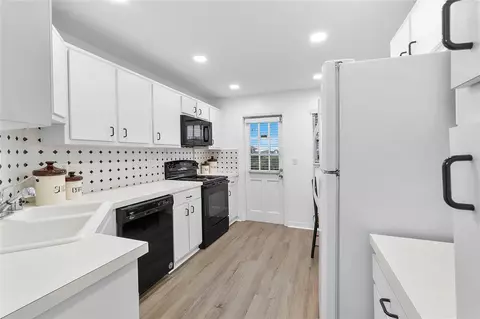 Kitchen - 9101 W Sample Rd #402, Coral Springs, FL 33065 photo 4 of 4