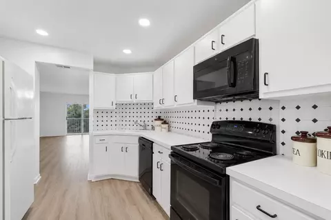 Kitchen - 9101 W Sample Rd #402, Coral Springs, FL 33065 photo 1 of 4