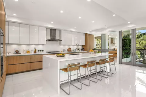 475 E Royal Palm Rd #206, Boca Raton, FL 33432