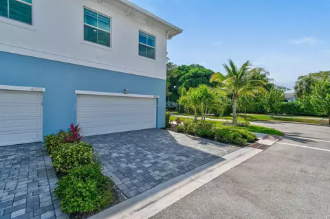 Exterior - 4707 SE Manatee Way, Stuart, FL 34997 photo 5 of 10
