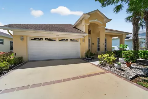 562 NW Lambrusco Dr, Port Saint Lucie, FL 34986
